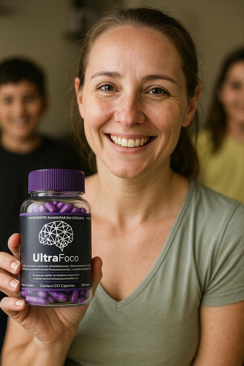Mãe feliz segurando UltraFoco - Energia renovada para mães